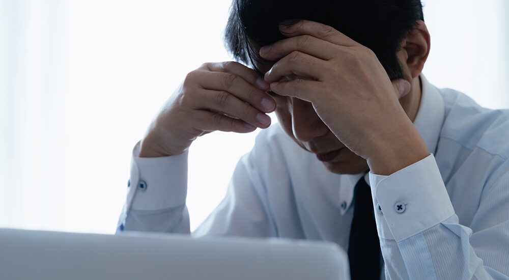 自洗問題を抱えて悩む様子