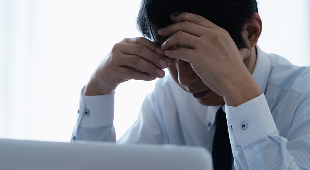 自洗問題を抱えて悩む様子
